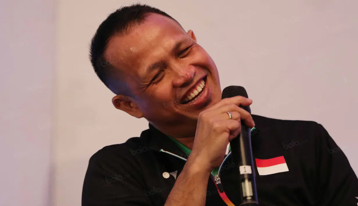 Ekspresi Rexy Mainaky saat memberikan keterangan terkait kesiapan para pemain Indonesia pada ajang Indonesia Open 2016 nanti. (Bola.com/Nicklas Hanoatubun)