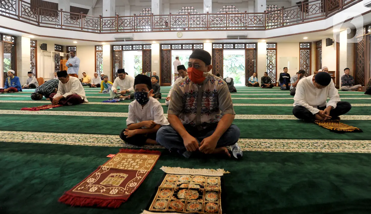 Umat muslim dengan mengenakan masker menghadiri salat Jumat di Masjid Raya Cinere, Depok, Jawa Barat, Jumat (20/3/2020). Masjid Raya Cinere tetap menggelar salat Jumat di tengah penyebaran virus corona Covid-19, meski begitu jemaah diimbau tetap menjaga kesehatan. (merdeka.com/Arie Basuki)