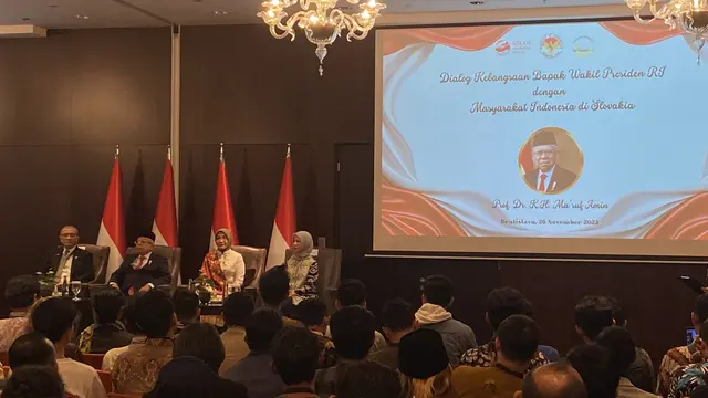 Wakil Presiden Ma'ruf Amin dalam sesi dialog bersama Warga Negara Indonesia (WNI) di Bratislava, Slovakia, Minggu (26/11/2023). (Liputan6.com/Delvira Hutabarat)