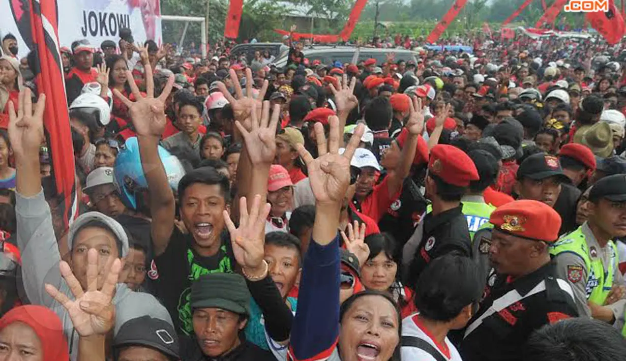 Minggu (30/03/14), puluhan ribu simpatisan PDIP memadati Lapangan Muliorejo Malang (Liputan6.com/Herman Zakharia)