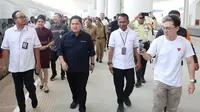 Ketua PSSI, Erick Thohir bersama delegasi FIFA di sela-sela naik kereta cepat Jakarta-Bandung menjelang perhelatan Piala Dunia U-17 2023. (Bola.com/Abdul Aziz)