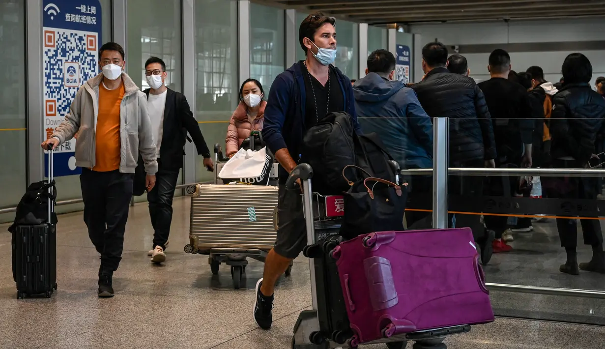 Suasana aula kedatangan untuk penerbangan internasional di Bandara Internasional Ibukota di Beijing, China, Selasa (14/3/2023). Kebijakan yang diperbarui ini juga akan memungkinkan dimulainya kembali perjalanan bebas visa bagi mereka yang tiba dengan kapal pesiar ke Shanghai, serta untuk kelompok wisata tertentu dari Hong Kong, Makau, dan negara-negara dalam pengelompokan regional ASEAN, kata pemberitahuan itu. (Photo by Jade GAO / AFP)