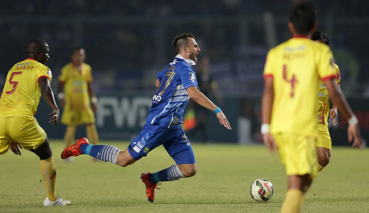 Ilija Spasojevic dijatuhkan pemain Sriwijaya FC yang menyebabkan pelanggaran yang berujung gol ke gawang Sriwijaya FC dalam Final Piala Presiden 2015 di Stadion Utama Gelora Bung Karno, Jakarta, Minggu (18/10/2015). (Bola.com/Vitalis Yogi Trisna)