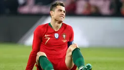 Ekspresi pemain depan Portugal, Cristiano Ronaldo pada laga persahabatan dengan Belanda di Stadion Stade de Geneve, Jenewa, Swiss, Senin (26/3). Belanda bantai Portugal 3-0. (KEYSTONE/Salvatore Di Nolfi/Keystone via AP)