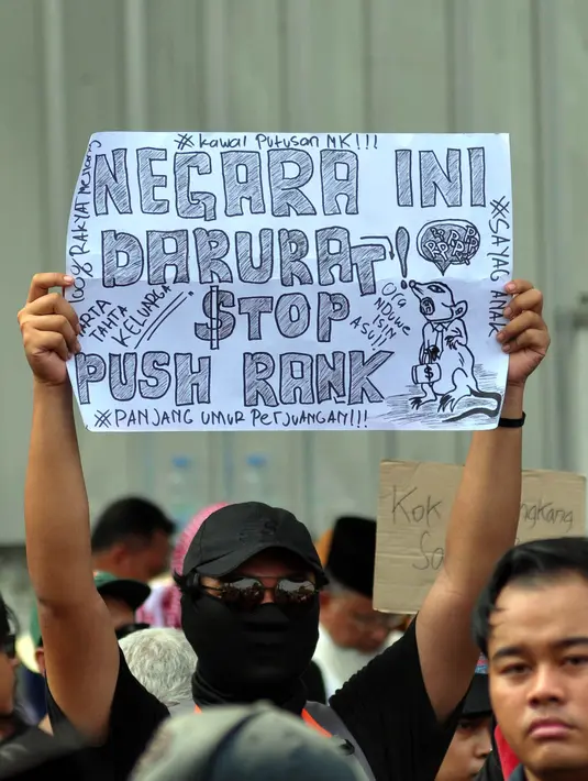 Mahasiswa mendesak KPU berpegang teguh pada dua putusan Mahkamah Konstitusi terkait Pemilihan Kepala Daerah. (merdeka.com/Imam Buhori)