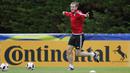 Pemain Wales, Gareth Bale terlihat santai dan rdan bersemangat saat sesi latihan tim Wales di OSEC Stadium, Dinard, Lyon, Prancis. (5/7/2016). (REUTERS/Stephane Mahe)