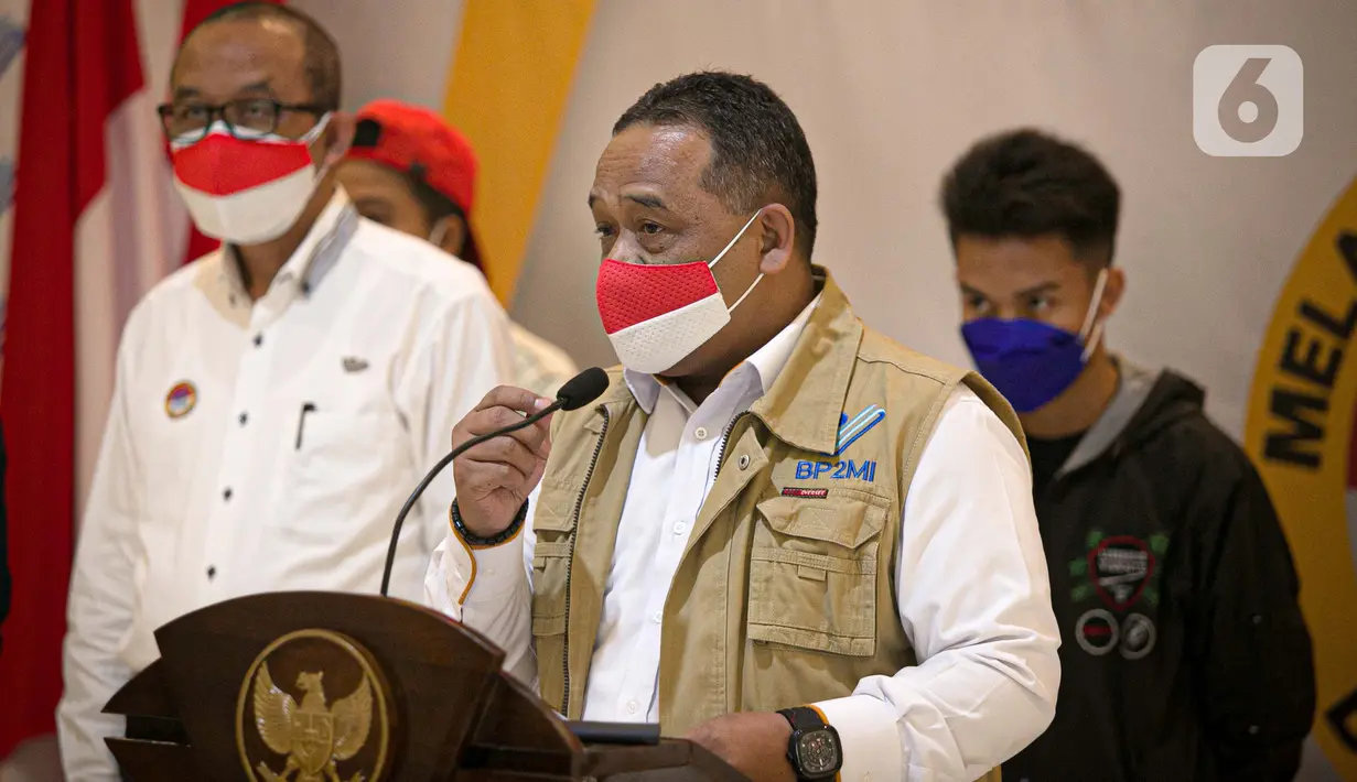 Kepala BP2MI Benny Rhamdani memberikan keterangan terkait pengerebekan ke rumah yang dijadikan penampungan CPMI, Jakarta, Senin (15/3/2021). Dari hasil penyidikan, BP2MI berhasil mendapatkan pelanggaran terhadap CPMI Non Prosedural/Ilegal yang tidak diberangkatkan. (Liputan6.com/Faizal Fanani)
