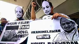Pendukung Novel datangi PN Jakarta Selatan dengan membawa poster bertuliskan 'Kami Melawan Untuk Novel Baswedan', Jumat (29/5/2015). Aksi tersebut sebagai bentuk dukungan terhadap Novel dan mengecam Bareskrim Polri. (Liputan6.com/Yoppy Renato)