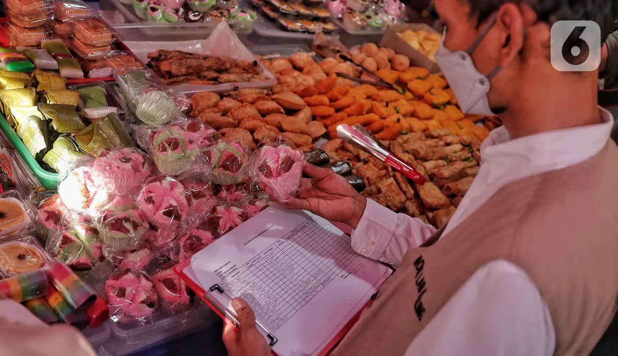 Kegiatan tersebut rutin dilakukan saat bulan ramadhan dan menjelang Hari Raya Idul Fitri. (Liputan6.com/Angga Yuniar)
