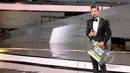 Aktor Chicco Jerikho memberikan sambutan usai menyabet piala Pemeran Utama Pria Terfavorit dan Terbaik pada ajang Indonesia Movie Awards 2015 di Balai Sarbini, Jakarta, Senin (18/5/2015). (Liputan6.com/Helmi Afandi)