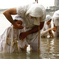 Pengikut agama Sabean Mandaean melakukan ritual di Sungai Tigris saat perayaan Banja atau Pesta Kreasi, Baghdad, Irak, Senin (15/3/2021). Sabean Mandaean merupakan sekte pra-Kristen yang mengikuti ajaran Yohanes Pembaptis dari Alkitab. (AP Photo/Hadi Mizban)