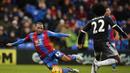  Pemain Crystal Palace, Jason Puncheon menghalau bola dari kejaran Willian pada laga Liga Premier Inggris di Stadion Selhurst Park, Inggris,, Minggu (3/01/2016). Chelsea menang 3-0. (Reuters/John Sibley)