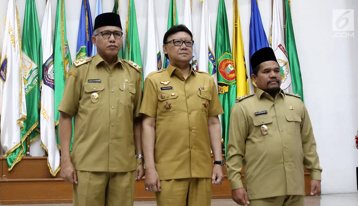 Mendagri, Tjahjo Kumolo (tengah) didampingi Plt Gubernur Aceh Nova Iriansyah dan Plt Bupati Bener Meriah Tgk. H. Sarkawi foto bersama usai serah terima surat penugasan Pelaksana Tugas di Kemendagri Jakarta, Senin (9/7). (Liputan6.com/Herman Zakharia)