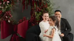 Fotografer memotret banyak foto candid keluarga Rianti Cartwright dengan apik. Tawa Rianti Cartwright dan suami di foto ini sangat natural ketika melihat tingkah anaknya. Dikenal sebagai anak artis yang cukup aktif, dari sederet foto yang diunggah Rianti di Instagramnya, sang anak tampak bertingkah lucu dan menikmati setiap momen pemotretan bertema Natal ini. (Liputan6.com/IG/@riantic)