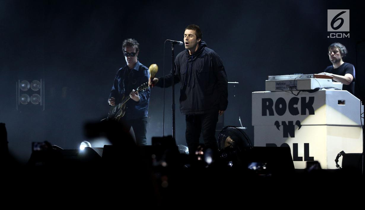 Mantan vokalis Oasis Liam Gallagher hibur penggemarnya saat membawakan lagu dalam konser musik Liam Gallagher of OASIS - World Tour 2018 di Ecovention Hall Ancol, Jakarta, Minggu (14/1). (Liputan6.com/Johan Tallo)