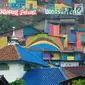 Pemandangan Kampung Wonosari yang terlihat warna-warni di Randusari, Semarang (24/5). Banyak wisatawan lokal, nasional hingga internasional terpesona dengan keindahan seni kreatif di berbagai sudut Kampung Pelangi ini. (Liputan6.com/Gholib)