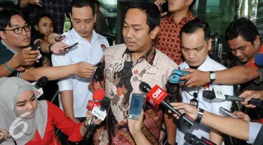 Wali Kota Semarang, Hendra Prihadi memberikan keterangan kepada awak media usai menjalani pemeriksaan di Komisi Pemberantasaan Korupsi, Jakarta, Selasa (16/2). Hendra diperiksa sebagai saksi dugaan suap anggaran Kemenpupera. (Liputan6.com/Helmi Afandi)