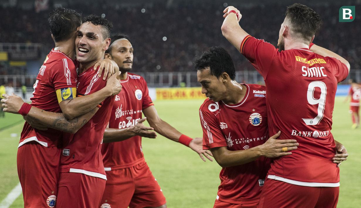 Para pemain Persija Jakarta merayakan gol yang dicetak Jaimerson Xavier ke gawang Arema FC pada laga Liga 1 di SUGBK, Jakarta, Sabtu (31/3/2018). Persija menang 3-1 atas Arema FC. (Bola.com/Vitalis Yogi Trisna)