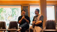 Konferensi pers oleh Andandika Surasetja, Creative Director (kiri) dan Radhitio Anindito, Brand Director (kanan) dalam rangka merayakan hari jadi MORAL yang ke-10 dengan runway fashion show di Spark, Jakarta Pusat pada Jumat, 25 Agustus 2023 nanti. (dok. MORAL)