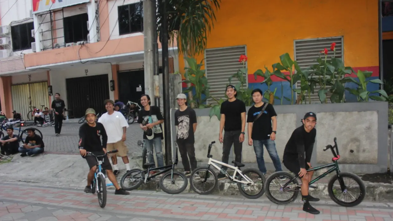 Komunitas BMX Surabaya berkumpul sampil ngabuburit. (Dian Kurniawan/Liputan6.com)