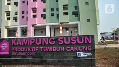 Warga bersepeda di Kampung Susun Produktif Tumbuh Cakung Eks. Bukit Duri, Jakarta Timur, Kamis (25/8/2022). Gubernur DKI Jakarta Anies Baswedan hari ini meresmikan Kampung Susun Produktif Tumbuh Cakung yang hanya dikhususkan untuk warga eks Bukit Duri yang terkena dampak gusuran program normalisasi Sungai Ciliwung. (merdeka.com/Iqbal S. Nugroho)