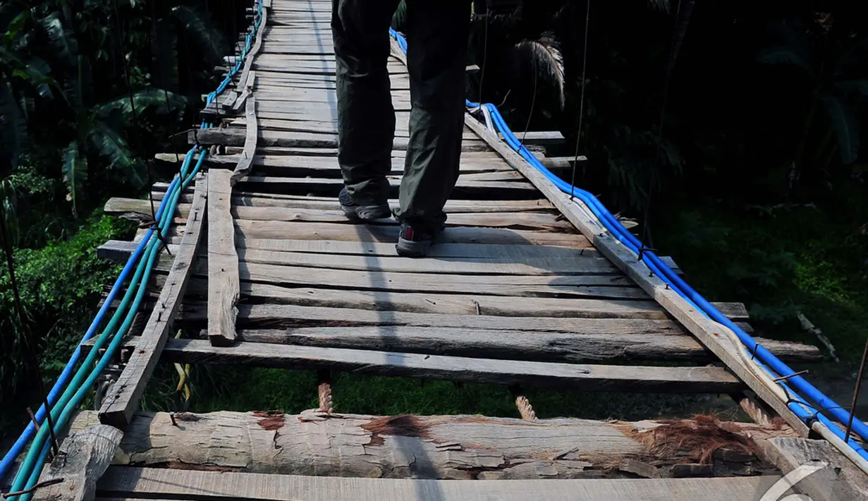 Kondisi jembatan gantung Lebak yang memprihatinkan bisa membahayakan warga yang melintas diatasnya. Foto diambil pada Selasa (5/11/2014) (Liputan6.com/Johan Tallo)