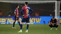 Pemain Barcelona tertunduk lesu saat dikalahkan Atletico Madrid di ajang LaLiga (AFP)