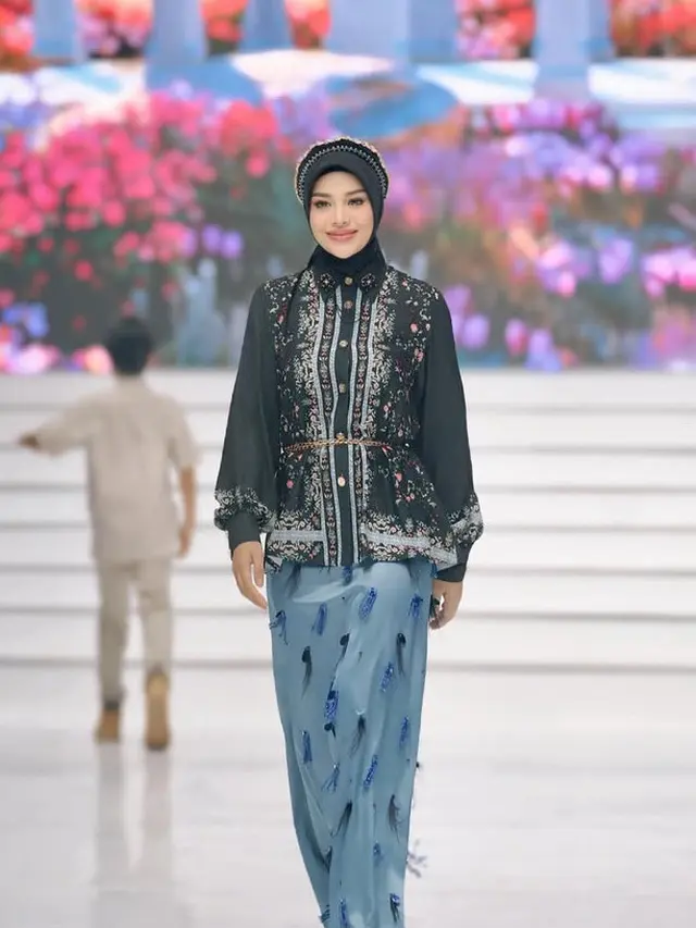 Tampilan Publik Figur Kenakan Koleksi Busana Ramadan Zaskia dan Shireen Sungkar