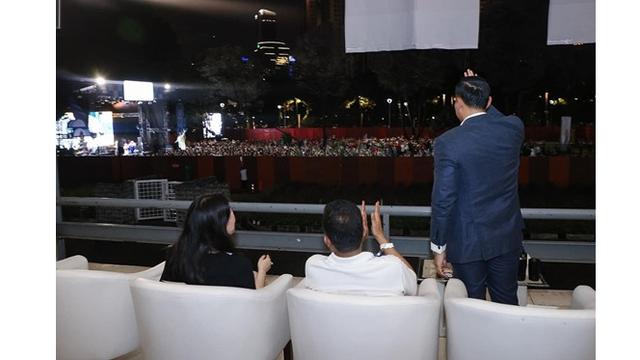 6 Potret Agus Yudhoyono Ajak Putrinya Nonton Sheila On 7, Tetap Semangat Meski Hujan