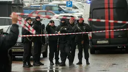 Komite Investigasi Rusia menyatakan Letnan Jenderal Fanil Sarvarov, kepala departemen pelatihan yang berada di bawah Staf Umum, tewas dalam insiden tersebut. Tampak dalam foto, para polisi mengamankan area di dekat lokasi kejadian di mana Letnan Jenderal Fanil Sarvarov, kepala Direktorat Pelatihan Operasional Staf Umum Angkatan Bersenjata Rusia, tewas akibat alat peledak yang ditempatkan di bawah mobilnya di Moskow, Senin 22 Desember 2025. (AP Photo)
