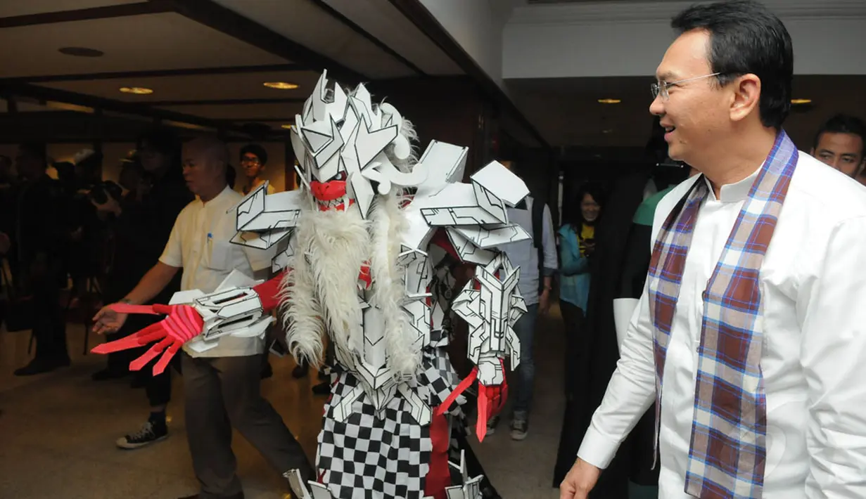 Wakil Gubernur DKI Jakarta Basuki Tjahaja Purnama (tengah) mendatangi salah satu pecinta cosplay di Balaikota DKI Jakarta, (10/10/2014). (Liputan6.com/Herman Zakharia)