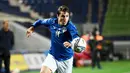 Federico Chiesa - Mantan pemain Fiorentina ini terlihat mengalami perkembangan pesat bersama Si Nyonya Tua. Kecepatan dan kemampuannya dalam menusuk pertahanan lawan membuatnya sangat diandalkan Timnas Italia di Piala Eropa nanti. (AFP/Marco Bertorello)