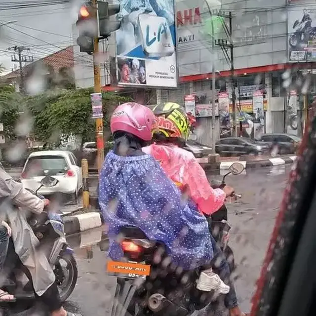 6 Potret Jas Hujan Berbagi Sama Teman Ini Kocak, Bersama dalam Suka Duka