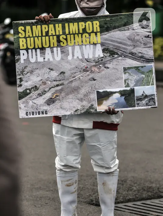 Aktivis membawa poster saat aksi "Sampah Impor Bunuh Sungai Pulau Jawa" di kawasan Patung Kuda, Monas, Jakarta, Senin (3/5/2021). Aktivis tergabung dalam Ecoton dan Forkadas (Forum Komunitas Daerah Aliran Sungai Citarum, Ciujung, serta Ciliwung Institut). (merdeka.com/Iqbal S. Nugroho)