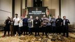 Ketua Umum PSSI, Erick Thohir (tengah) dan Ketua Steering Committee Piala Presiden 2025, Maruarar Sirait (tengah kanan) berfoto bersama dengan pemilik klub, pemain, dan undangan dalam konferensi pers Piala Presiden 2025 di Menara Danareksa, Jakarta, Jumat (13/06/2025). (Bola.com/Bagaskara Lazuardi)
