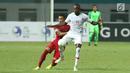 Pemain Timnas Indonesia, Hansamu Yama Pranata (kiri) berebut bola dengan pemain Hong Kong pada laga uji coba internasional di Stadion Wibawa Mukti, Cikarang, Selasa (16/10). Babak pertama, Indonesia unggul 1-0. (Liputan6.com/Helmi Fithriansyah)