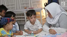 Anak Pasangan Raffi Ahmad dan Nagita Slavina, Rafathar saat menggambar di kawasan Tebet, Minggu (27/08). Anak-anak ini asyik bermain saat menghadiri acara potong rambut anak kedua Ayu Dewi. (Liputan6.com/Herman Zakharia)