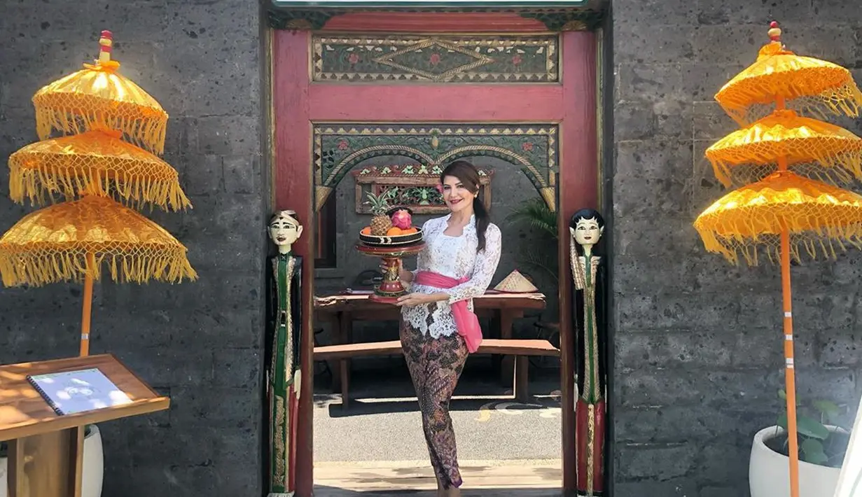 Meski sempat tutup pada November 2019 lalu, Tamara akhirnya kembali membuka warung makan Teh Manis pada 23 Desember 2019. Tamara pun menyambut pelanggannya dengan balutan kebaya Bali yang anggun dan menawan. (Liputan6.com/IG/@tamarableszynskiofficial)