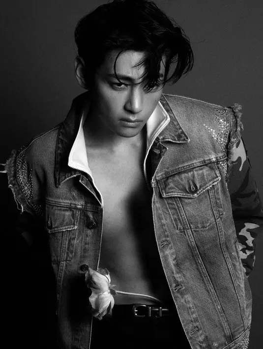 Potret Taehyung yang satu ini memang sempat menghebohkan jagat fansnya. Memamerkan sekilas tubuhnya, Taehyung tampak menengenakan jaket dan jaket denim tanpa lengan yang semua kancingnya dibuka. Foto: Instagram.