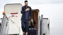 Penyerang Timnas Prancis,  Olivier Giroud dengan kepala diperban turun dari pesawat setibanya di bandara Sheremetyevo Moskow, Minggu (10/6). Giroud bersama salah satu tim unggulan Piala Dunia 2018, Prancis, tiba di Rusia. (AFP/Yuri KADOBNOV)