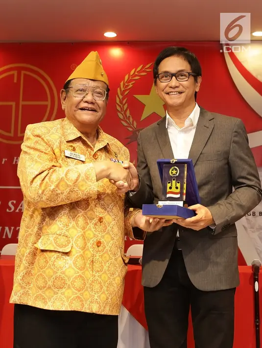 Komposer Addi MS mendapatkan cinderamata dari Legiun Veteran Republik Indonesia (LVRI) di kawasan Bekasi pada Kamis (1/8/2019). Memperingati Hari Veteran Nasional, Addie MS memberikan donasi kepada para pejuang veteran yang telah berjasa kepada bangsa dan negara. (Fimela.com/Bambang E Ros)