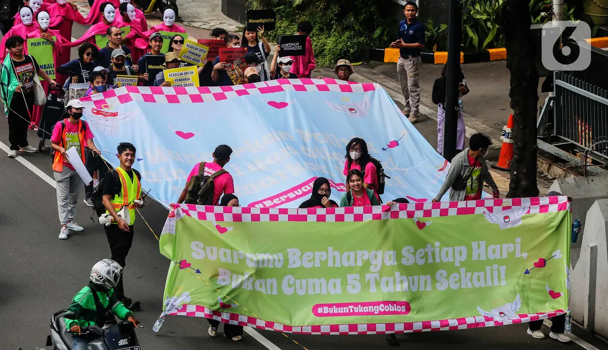 Aksi damai kreatif ini merupakan gabungan dari puluhan lembaga masyarakat sipil dan komunitas muda, pelajar, serta mahasiswa. (Liputan6.com/Angga Yuniar)