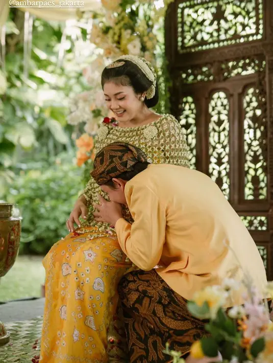 Pada prosesi tersebut, tampak Adipati Dolken memberikan ciuman untuk calon sang buah hati sambil membacakan doa. (Foto: Instagram/@cantitachril)
