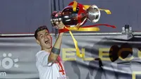 Kapten timnas Spanyol, Alvaro Morata merayakan kemenangan dengan trofi saat parade kemenangan Euro 2024 di Madrid, Spanyol, Senin (15/07/2024) waktu setempat. (AFP/Oscar Del Pozo)