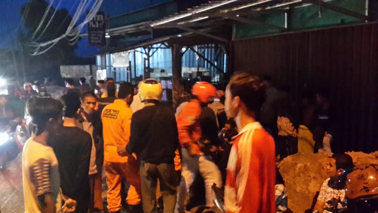 Basarnas Banten Dan Warga Bantu Korban Kecelakaan Lalu Lintas Akibat Jalan Licin. (Selasa, 30/03/2021). (Dokumentasi Basarnas Banten).