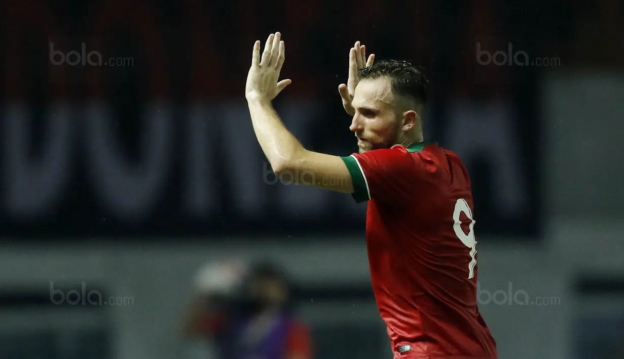 Striker Indonesia, Ilija Spasojevic, menyapa suporter usai ditarik keluar lapangan saat pertandingan melawan Suriah U-23 di Stadion Wibawa Mukti, Cikarang, Sabtu (18/11/2017). Indonesia kalah 0-1 dari Suriah U-23. (Bola.com/ M Iqbal Ichsan)