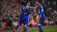 Gelandang Chelsea, Eden Hazard (tengah) mendapatkan ucapan selamat dari rekan-rekannya usai mencetak gol ke gawang Southampton, pada laga lanjutan Premier League 2016-2017, di St Mary's Stadium, Minggu (30/10/2016).  (Reuters/Tony O'Brien)