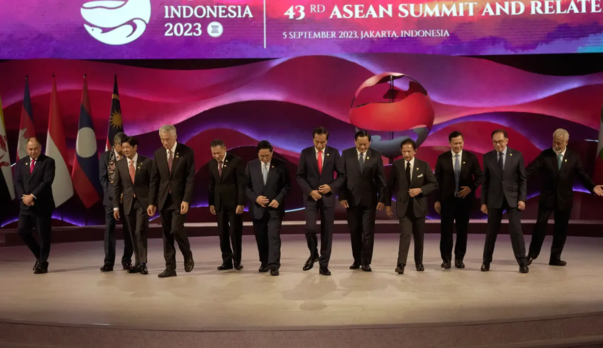 Jokowi menilai kesetaraan saat ini menjadi barang langka di dunia dan menyebabkan ketidakadilan dan konflik. Dia meyakini keseteraan di ASEAN menjaei value utama yang dihormati. (AP Photo/Dita Alangkara, Pool)