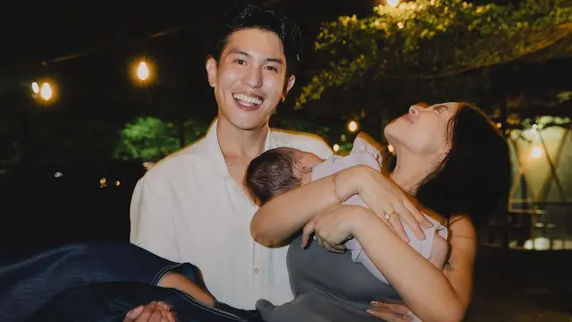 6 Potret Kejutan Ultah Julian Jacob dari Mirriam Eka, Gendong Istri dan Anak