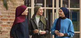 Memilih model dan bahan rok panjang yang sesuai menjadi langkah awal untuk menciptakan tampilan hijab yang modis sekaligus nyaman dikenakan. (Foto/Dok: Uniqlo)